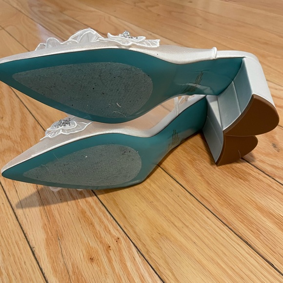 New Betsey Johnson Petra White Floral Slingback Heels - Picture 3 of 5